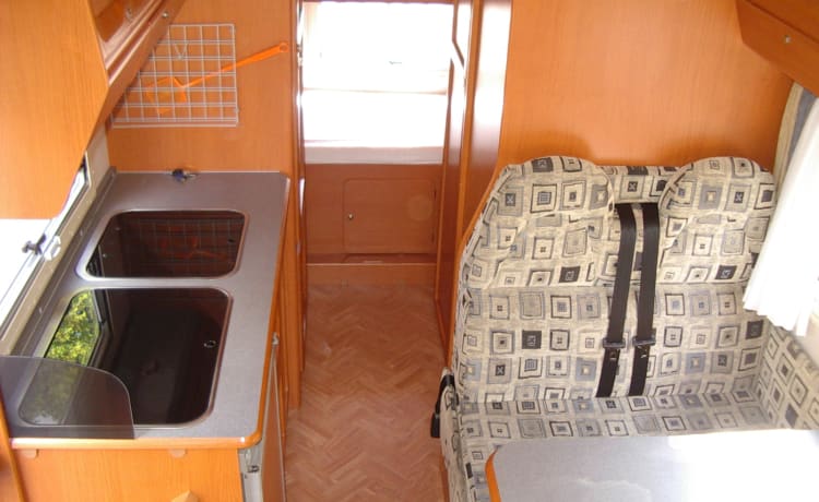 Camping-car alcôve spacieux et confortable