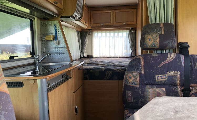 Ideal family camper Hymer B574, Airco, Fixed bed and Drop-down bed 5 pers, 2.8 Turbo