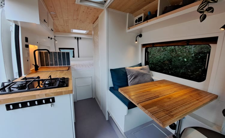 Peu – Nice self-build bus camper off grid