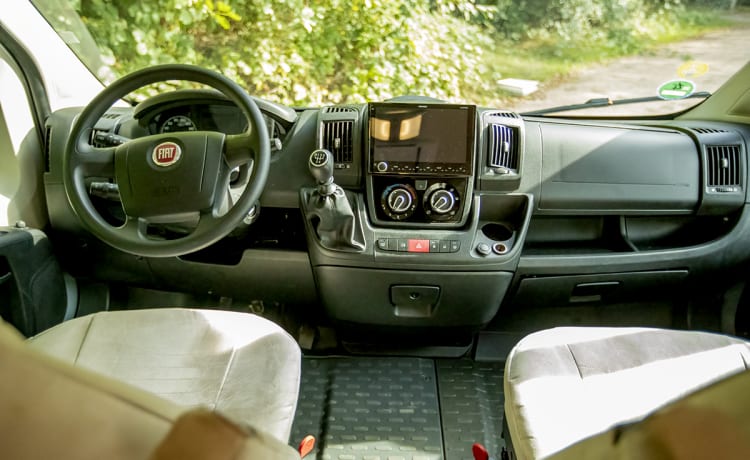 Half-integrated 4 personen camper uit 2013