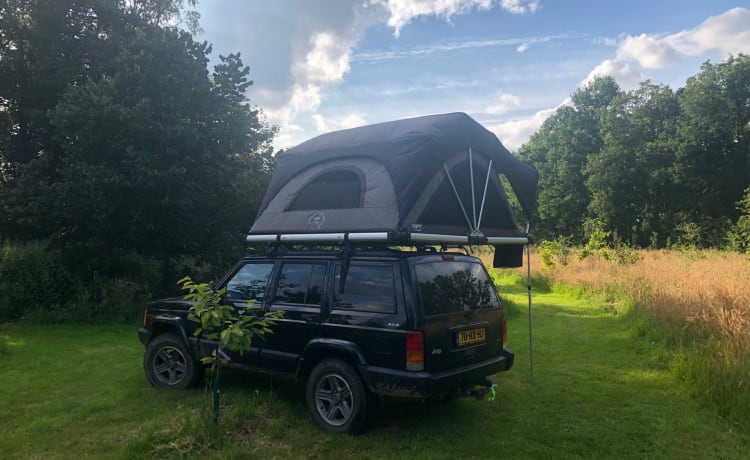 Black Beauty – Jeep Cherokee met Yuna Family rooftoptent