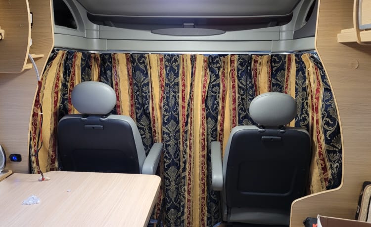 on tour – 4p Renault semi-integrated  super camper