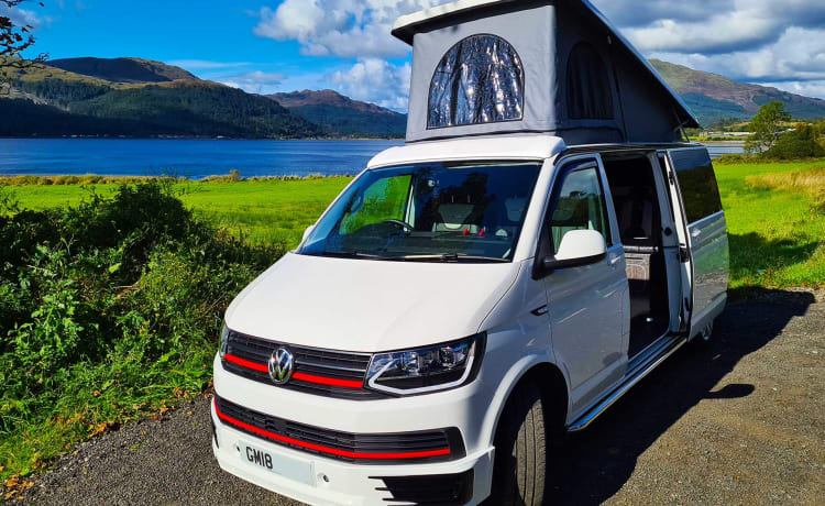 Wallace – VW T6 Camper mit 4 Schlafplätzen in Derbyshire