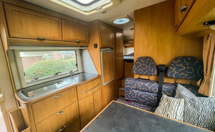 Cosy Family Camper – Complete cozy family camper with large garage 5p Hymer