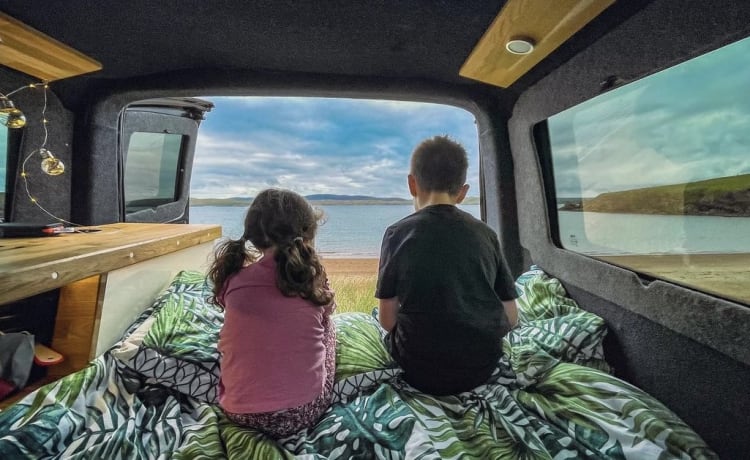 Luna – Beautiful 4 berth Volkswagen Transporter campervan