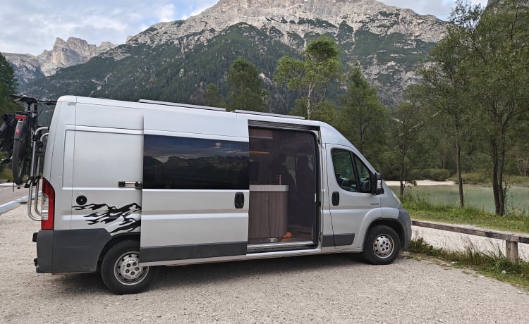 Jumper – Omgebouwde luxe camper bus (2023) 