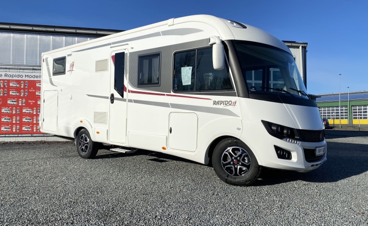 866F – Premium motorhome / single beds RAPIDO