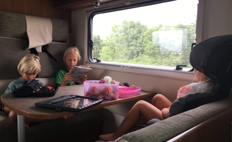 Koos – Camping-car alcôve confortable 5p de 2015