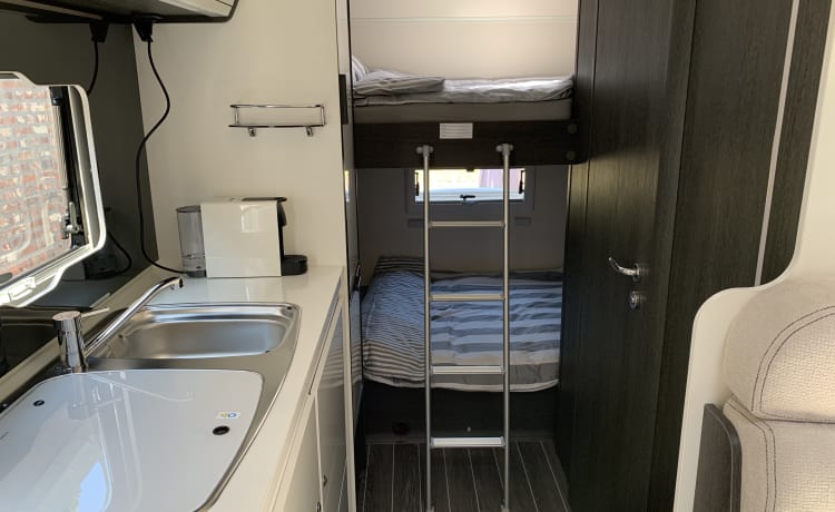 Julia – Camping-car de luxe neuf, automatique, 6 places et 6 couchages. sans conversion