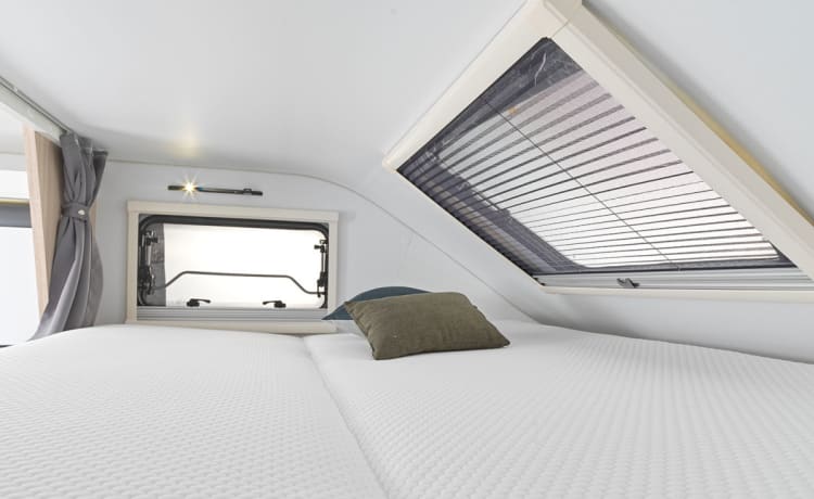 King V – Nieuwe en luxe alkoofcamper voor 5