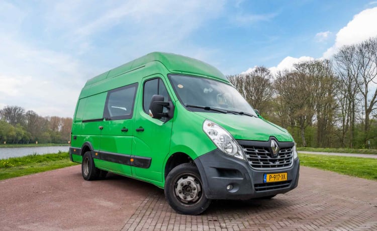 Renault Master met groot bed en grote garage, zonnepanelen, douche, koelkast, kachel etc!  – Off-grid camperbus, automaat en van alle gemakken voorzien!