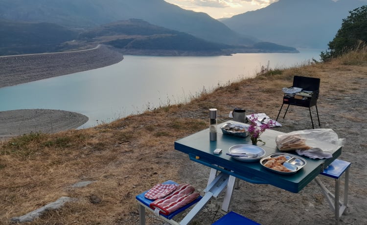 Findus  – Op avontuur met je gezin in een zelfbouwcamper ford transit (3 personen)