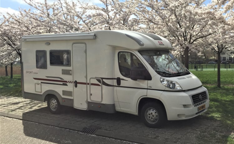 Adria Sport 573 DF confortable pour 3 à 4 personnes.