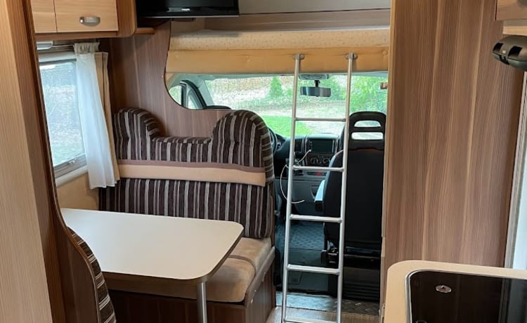 Luxuriöser und kompletter Camper für 4-6 Personen.