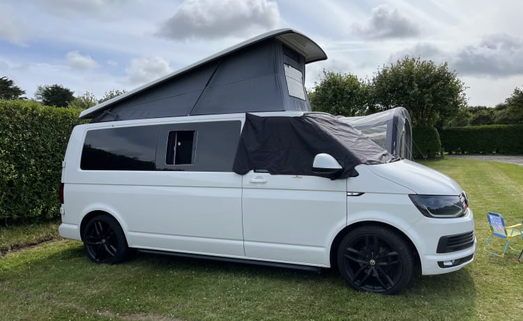 Big Suze – VW T6 Campervan, 4 Schlafplätze, mit vielen Funktionen und Ausstattungen