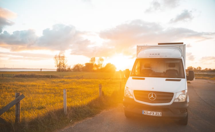 Jeff Benzos – Zelfvoorzienende avontuurlijke Mercedes Sprinter voor winter en zomer