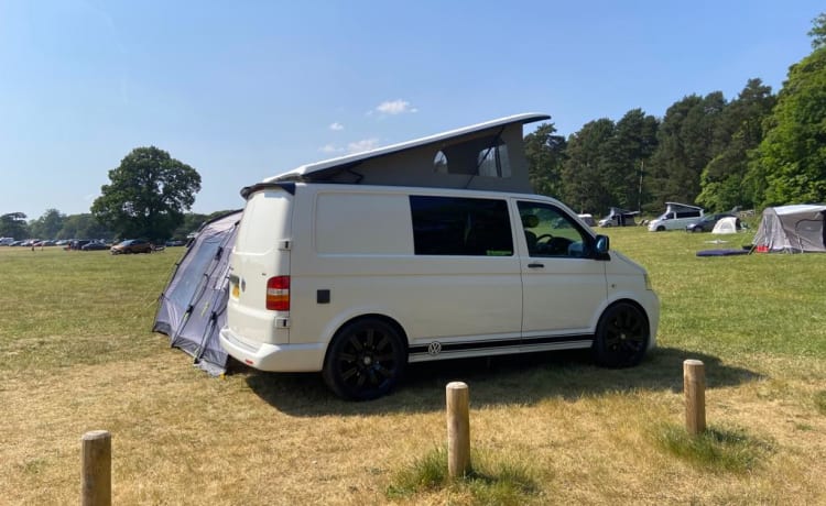 ☆Poppy Poptop☆ – Volkswagen T5 Camper mit 4 Schlafplätzen