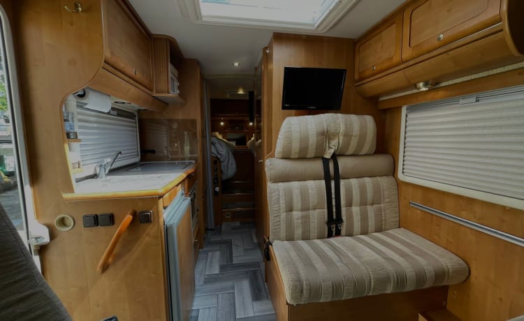 Luxe camper met 4 slaapplaatsen.