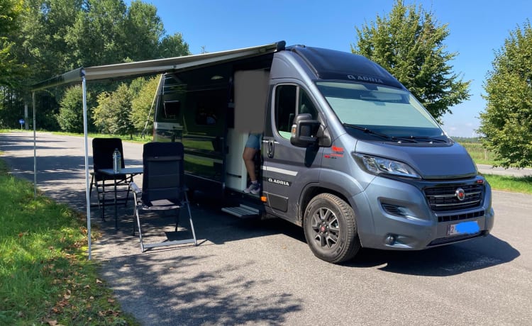 Adria Twin Supreme – Comodo autobus camper con cambio automatico + vignetta svizzera