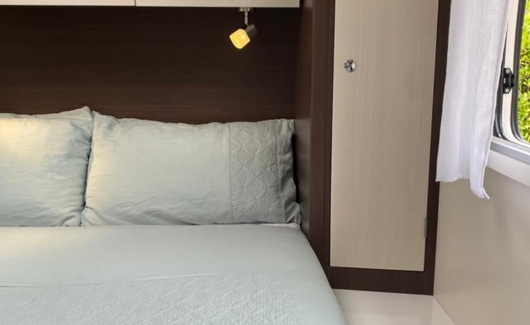 Modernes Luxus-Wohnmobil mit 4 Schlafplätzen in Benimar