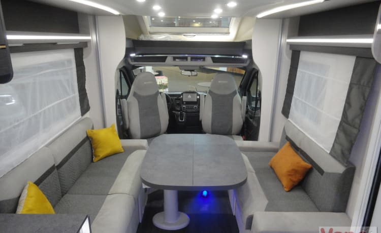 Beautiful recent 2p Chausson 640 semi-integrated from 2021