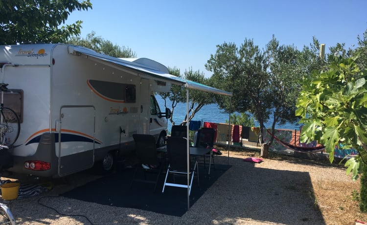 Beau camping-car familial spacieux 6p personne avec climatisation