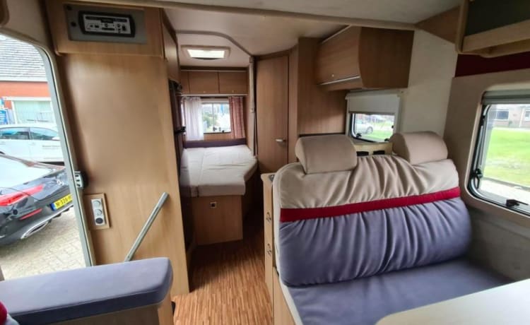 Comfortable and luxurious camper (4 persons)