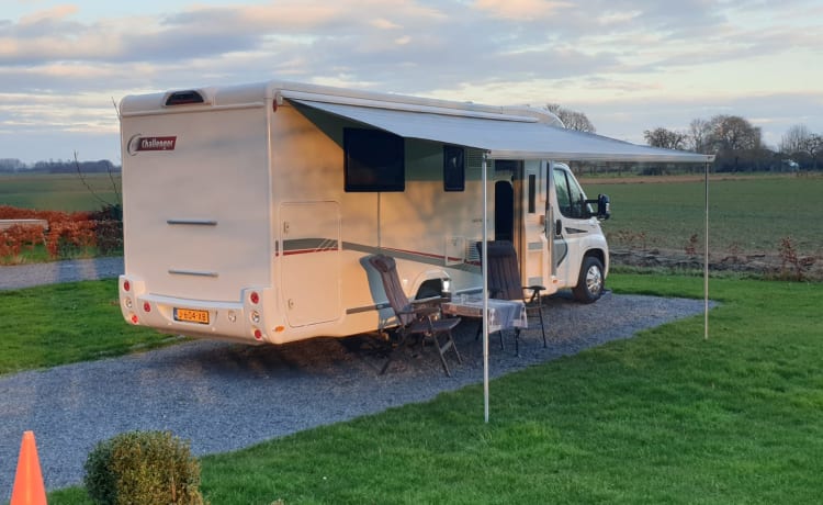 Zeer luxe, ruime en comfortabele camper met Queen size bed, super compleet!