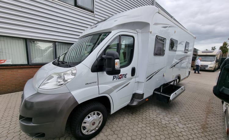 Fully equipped neat Pilote camper semi-integrated