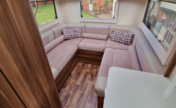 Roly 2 – Roller Team 746 - 6 Berth & 6 Travel seats - Great family vehicle  - Auto