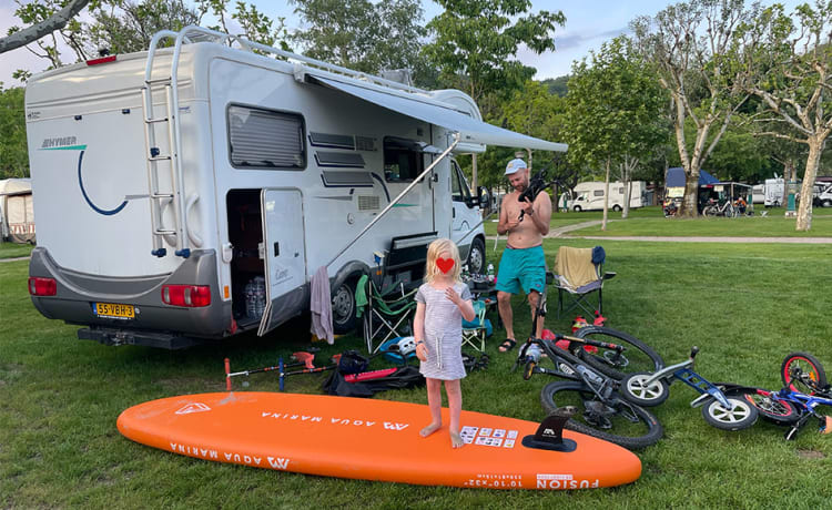 Cosy Family Camper – Complete gezellige en praktische familie camper met grote garage 5p Hymer