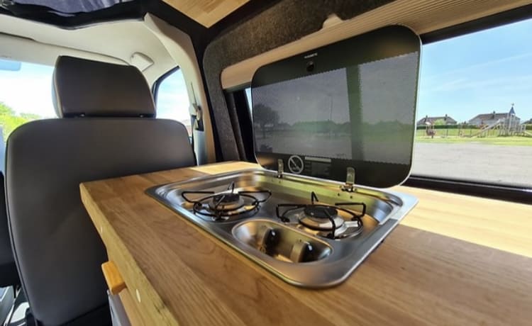 Luna – Beautiful 4 berth Volkswagen Transporter campervan