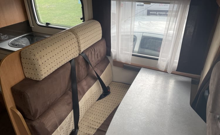 Teilintegrierter Camper für 4 Personen.