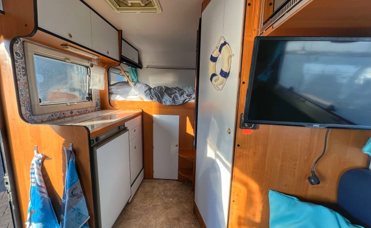 Walter  – Travel comfortably in this spacious & cozy camper!