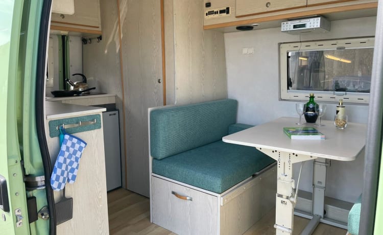 J-type Beautiful family camper with all the trimmings