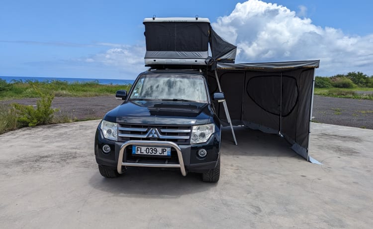 Le flamboyant  – Mitsubishi Pajero 4 --  Île de la Réunion