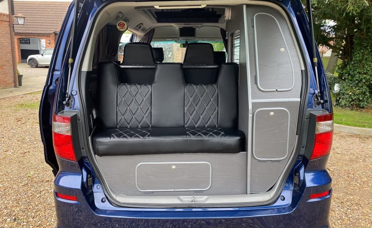 Cyanocitta – Toyota Alphard Campervan, 4x4, 4 places, 4 couchettes* avec chauffage, automatique.