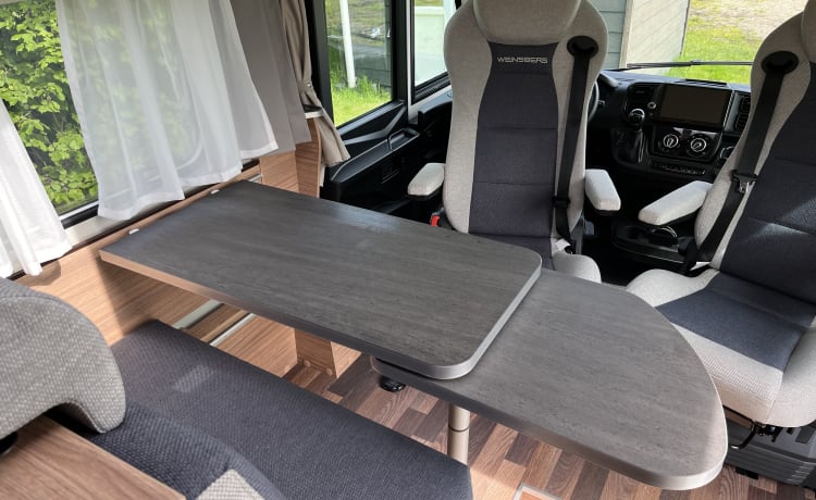 Zeer nieuwe en luxe 4 persoons integraal camper Weinsberg CaraCore 650 MEG