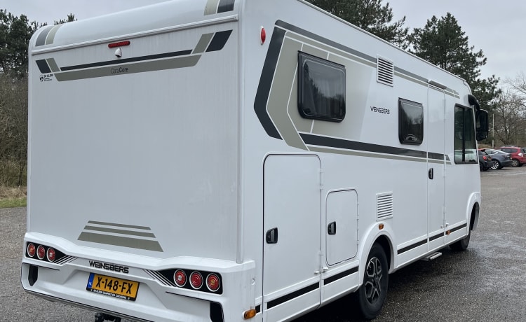 Zeer nieuwe en luxe 4 persoons integraal camper Weinsberg CaraCore 650 MEG