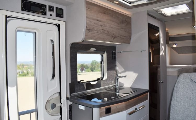 Very nice 4-6p Hymer integrated from 2021