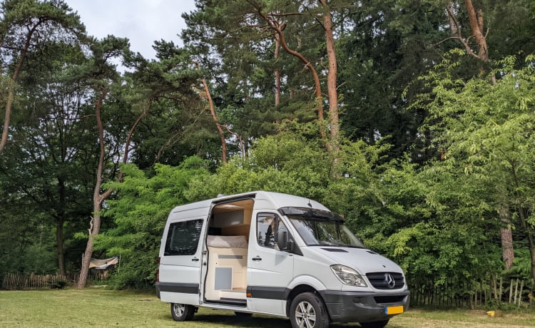 Sfeervolle en goed geïsoleerde Mercedes-Benz camperbus