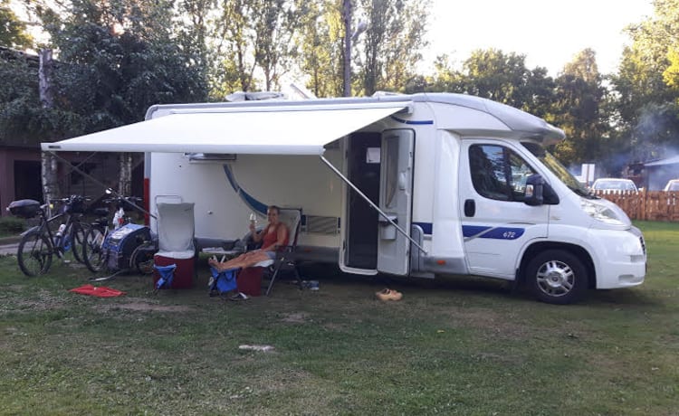 McJaCe – camping-car richement équipé pour 2 personnes avec douche et toilettes séparées