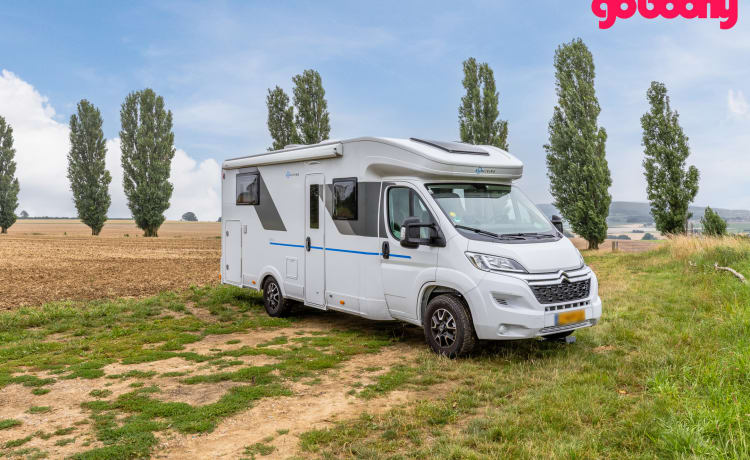 Mergelland – Nieuw (2024!)  Luxe Sun Living camper  4 pers. + electr vouwfiets