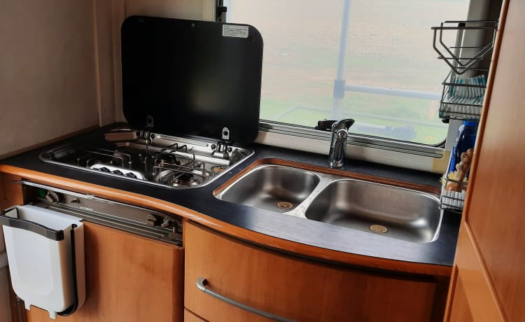 El Carasol – L'Hymer B544 6 personnes aime rencontrer les voyageurs qui souhaitent profiter du calme et de la tranquillité