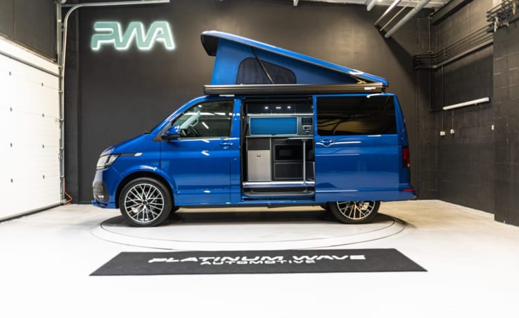 Racebus – 4-persoons Volkswagen campervan uit 2022