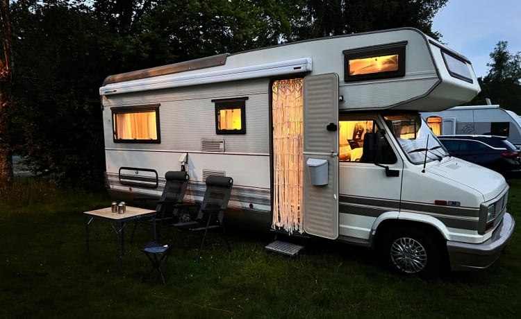 Harry – Camping-car 5P (Airfryer, Dolce Gusto, TV, Glacière, Box JBL, porte-vélos)