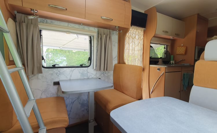 Lucky – Spacious and complete camper (7p-2012-euro5)