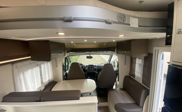 Zeer mooie camper half integraal 5 slaapplaatsen 4 zitplaatsen  – 4p Challenger semi-integrated uit 2017