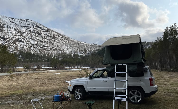 Avventura in tenda da tetto con Jeep Patriot e tenda da tetto Thule