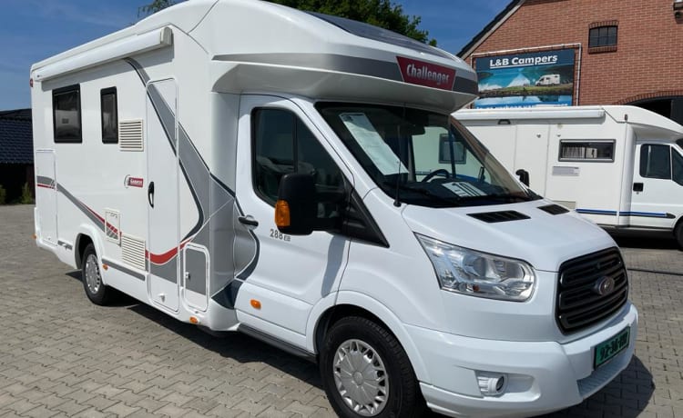 4 pers. challenger. Spacious, modern and luxurious camper with AIRCO and 2x TV.